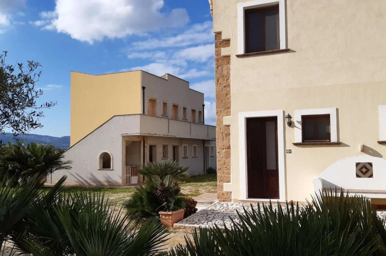 Multilocale in Vendita a Custonaci Trapani - Struttura ricettiva Cala Buguto