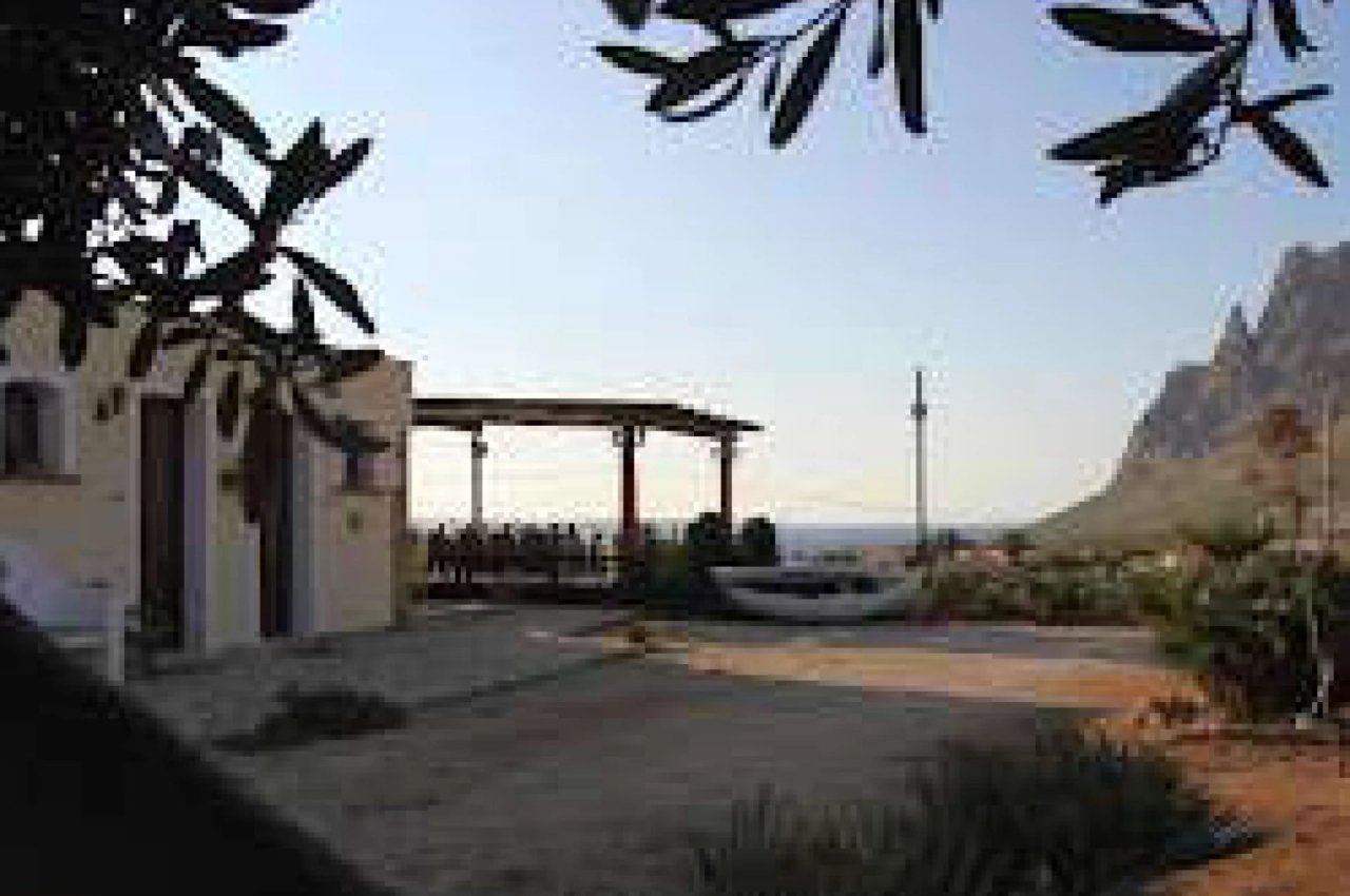 Multilocale in Vendita a Custonaci Trapani - Struttura ricettiva Cala Buguto