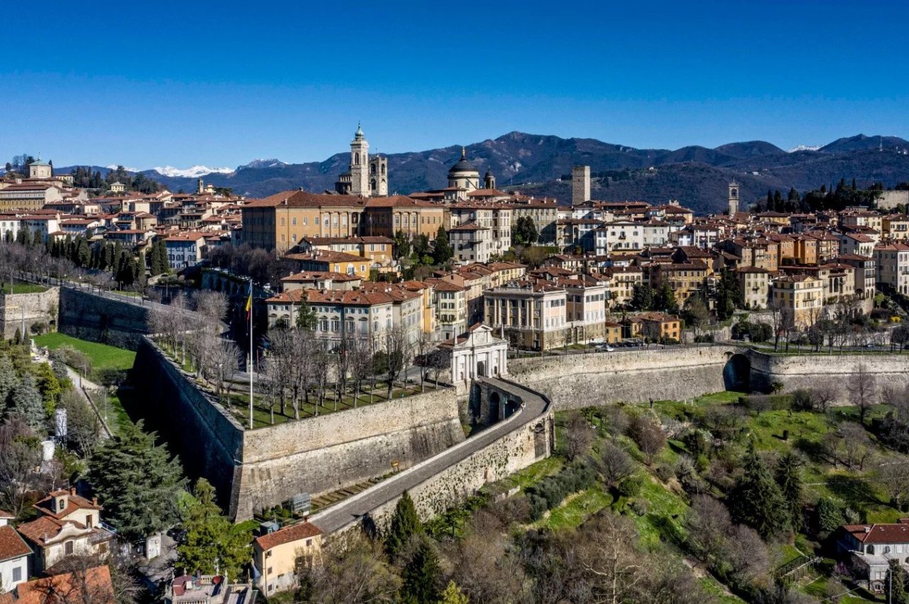 Villa in Vendita a Bergamo Viale Vittorio Emanuele II