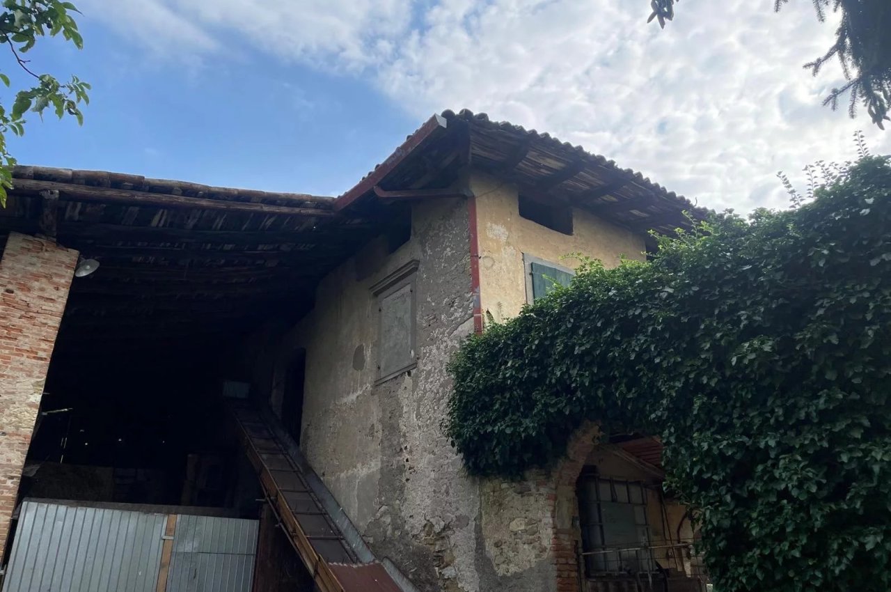 Cascina in Vendita a Nembro Cascina Storica - Un Tesoro da Scoprire!