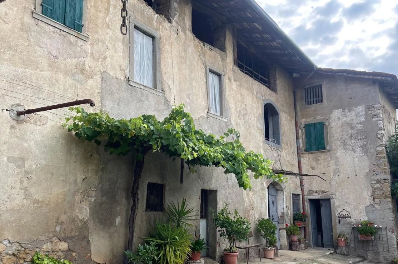 Cascina in Vendita a Nembro Cascina Storica - Un Tesoro da Scoprire!
