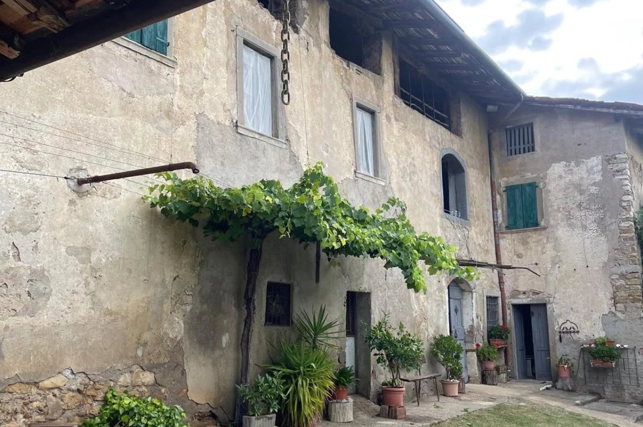Cascina in Vendita a Nembro Cascina Storica - Un Tesoro da Scoprire!