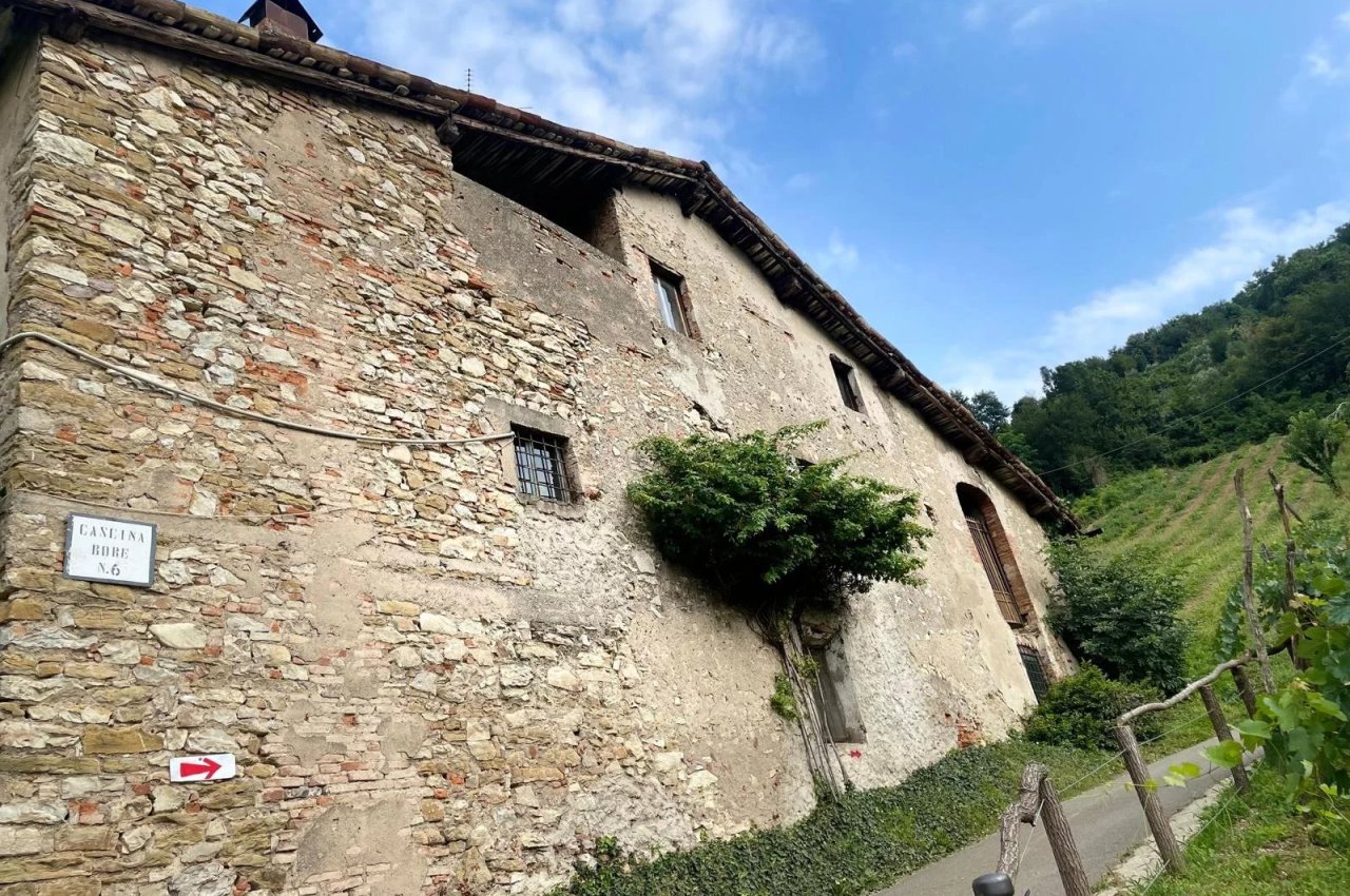 Cascina in Vendita a Nembro Cascina Storica - Un Tesoro da Scoprire!