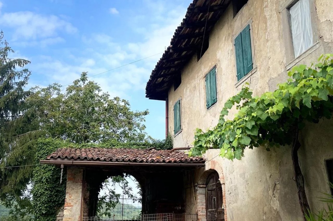 Cascina in Vendita a Nembro Cascina Storica - Un Tesoro da Scoprire!