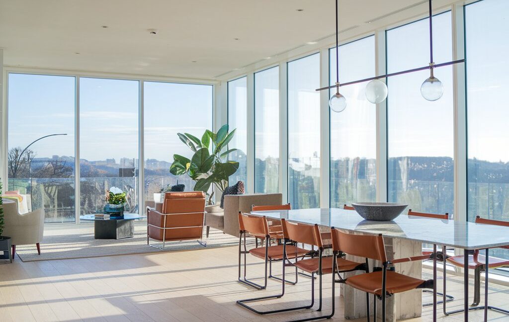 a-photo-of-a-modern-italian-penthouse-with-large-f-5ZFWJJWzQNC6K8CVUIbF5g-Cmi9C-9DQBGuRoCFUw3BjQ