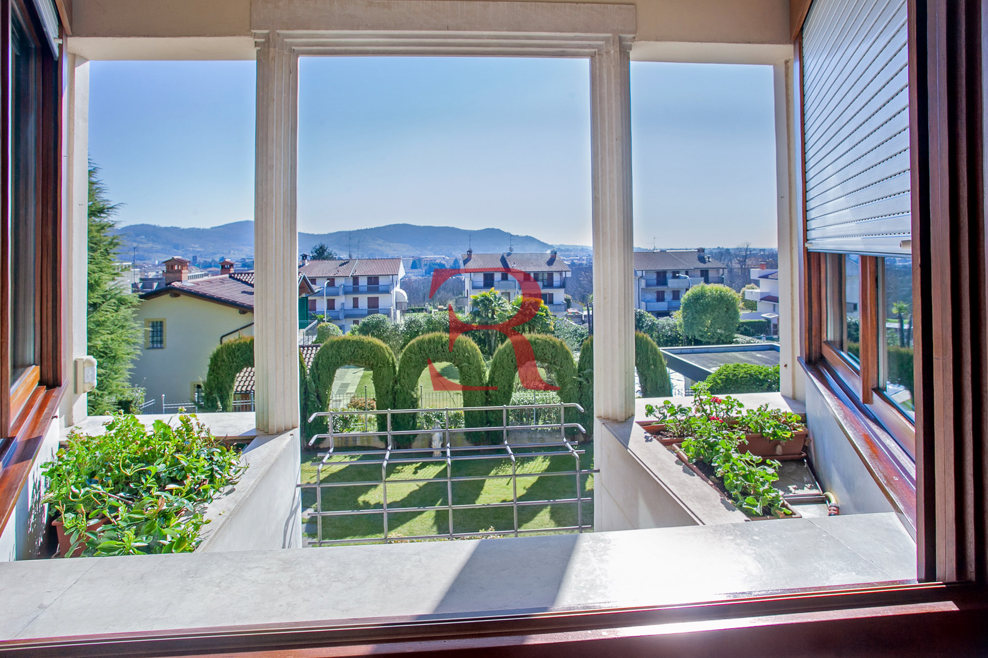 Villa ad Alzano Lombardo  Prestigiosa villa con ampio giardino